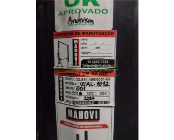 Foto de Um elevador automotivo e um guincho girafa hidráulico