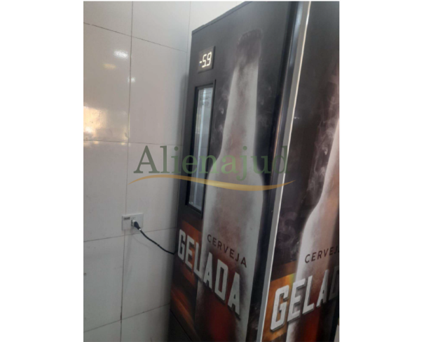 Foto de Uma geladeira expositora Metal Frio 508 litros