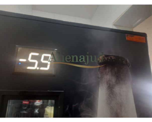 Foto de Uma geladeira expositora Metal Frio 508 litros