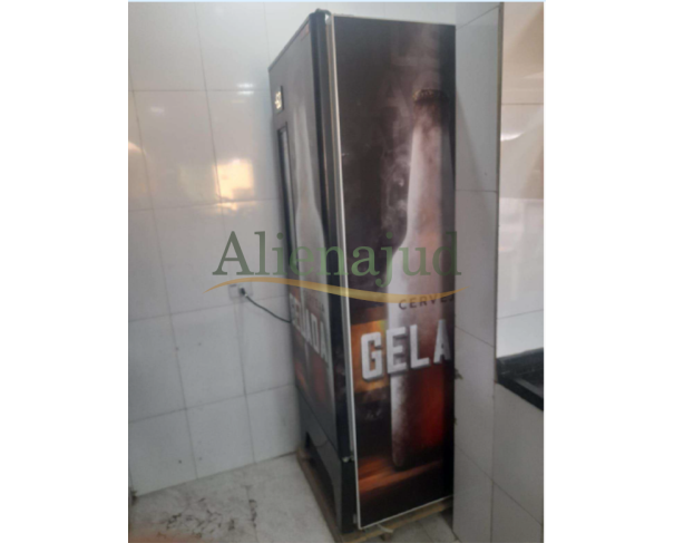 Foto de Uma geladeira expositora Metal Frio 508 litros