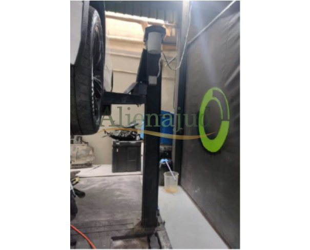 Foto de Um elevador automotivo e um guincho girafa hidráulico