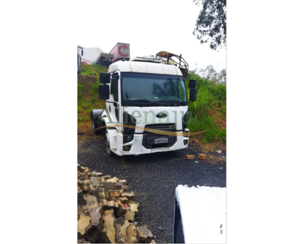 Foto de LOTE 097 - Um caminhão trator Ford/Cargo 1933 TL, branca, 2014/2015