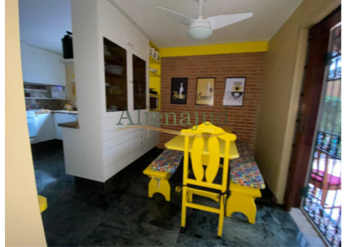 Imagem do imóvel Casa situada na Rua Versalhes no bairro Santo Amaro c/ área construída de 279,46m² Casa situada na Rua Versalhes no bairro Santo Amaro c/ área construída de 279,46m²